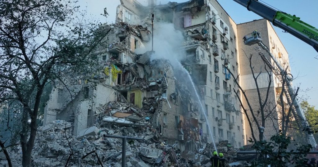 У Києві РФ перетворила будинки на руїни: кількість загиблих стрімко зростає, під завалами шукають людей